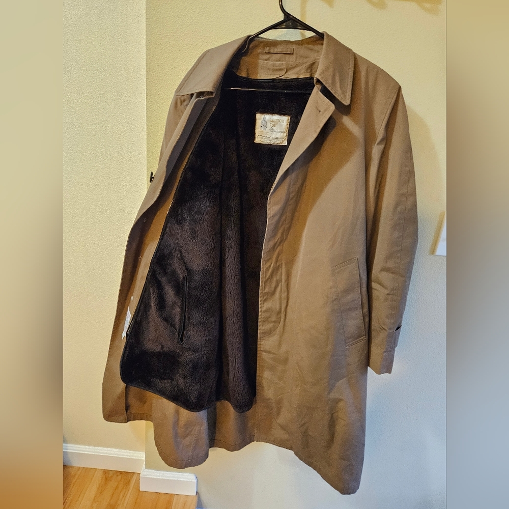 VTG. London Fog /Trench coat/size 42 Reg. Excellent condition!